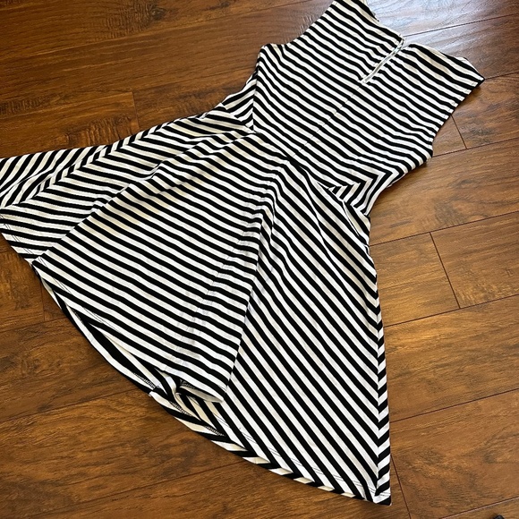 H&M Divided Sleeveless Striped Skater Dress - Picture 2 of 4